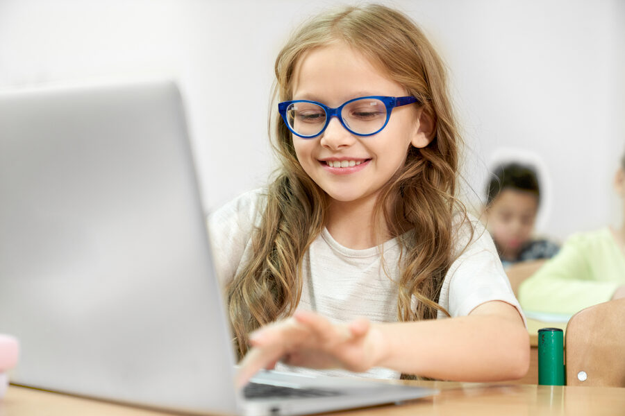 Bambina a scuola